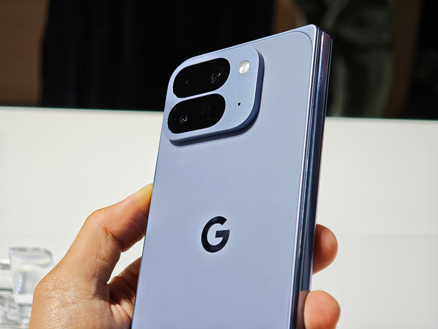 Google Pixel 10 Pro Fold 摺疊手機背面特寫，包含立體 G 標誌、超廣角及長焦鏡頭模組。