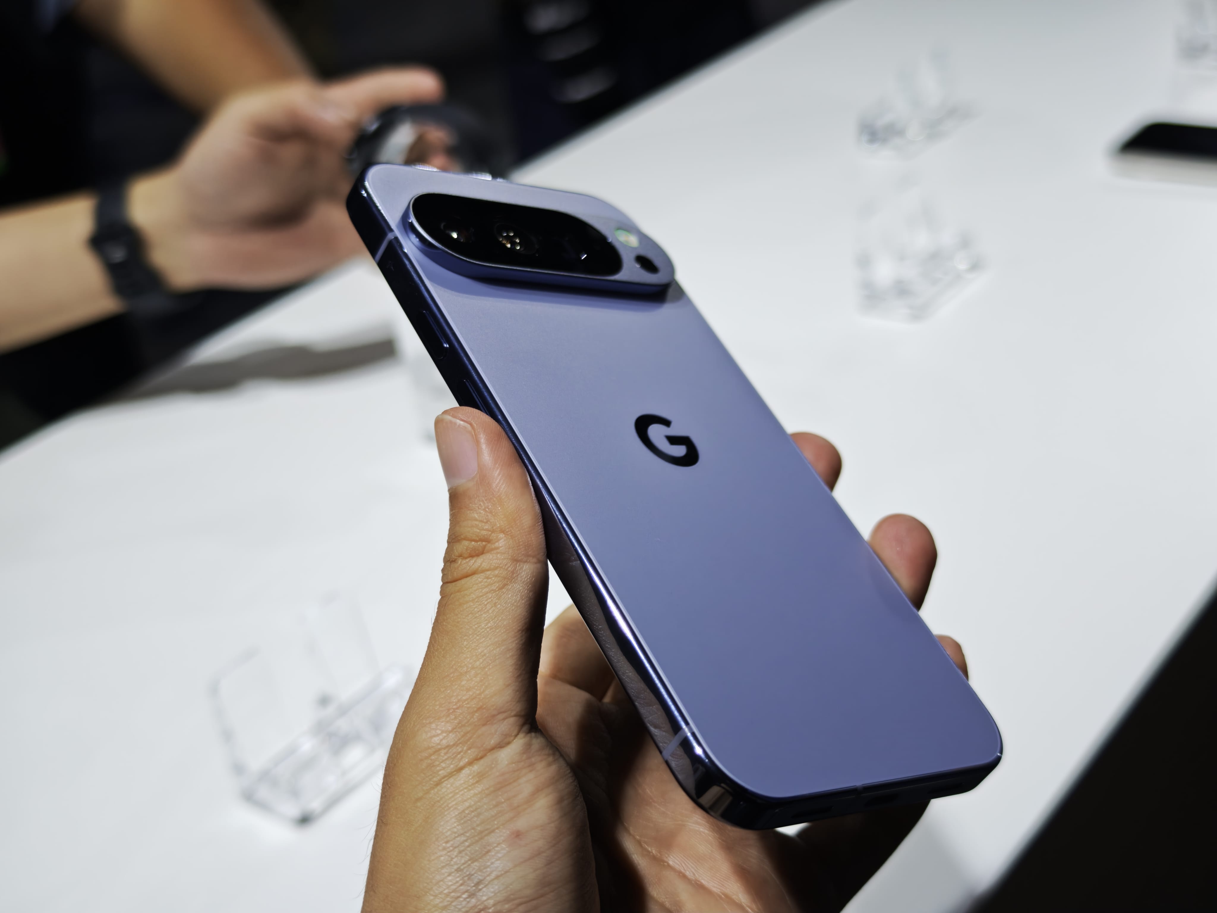 Google Pixel 10 Pro XL 月岩灰實機特寫，展示全新藥丸形相機模組與金屬邊框設計