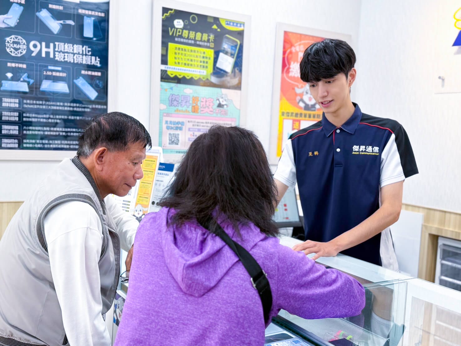 傑昇通信專業門市人員為顧客詳細解說手機功能並進行資料核對，提供透明且安心的購機諮詢服務。