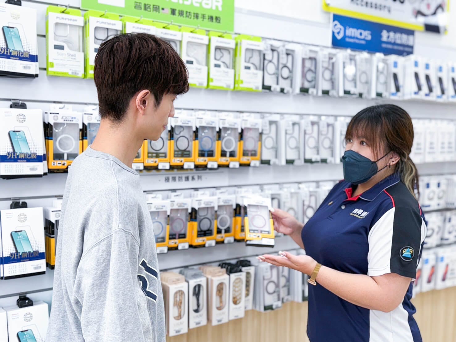 傑昇通信門市人員為客戶提供專業的手機配件挑選建議。