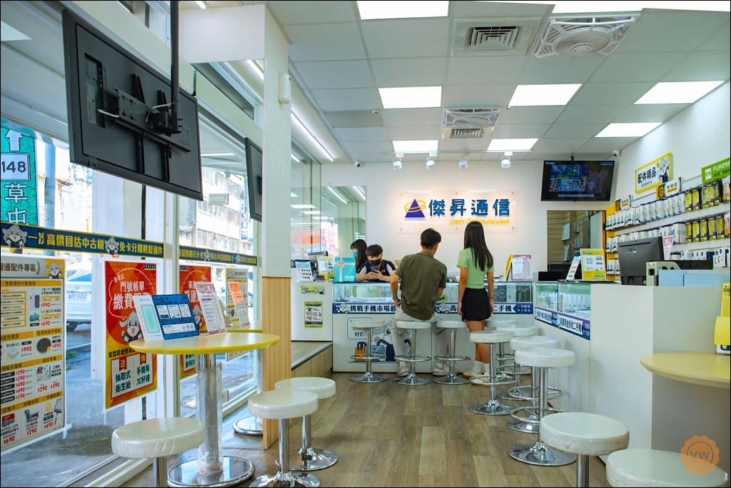 傑昇通信門市實景：專業人員提供手機門號諮詢與空機銷售服務。