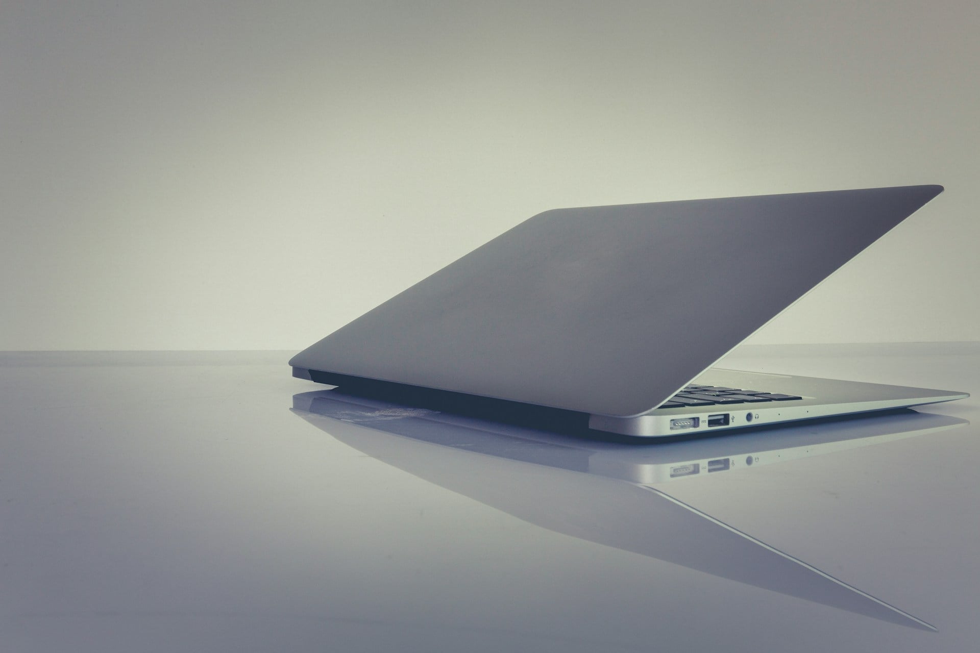 【快訊】觸控 MacBook 要來了?爆料稱「100% 確認」,蘋果筆電或迎重大變革