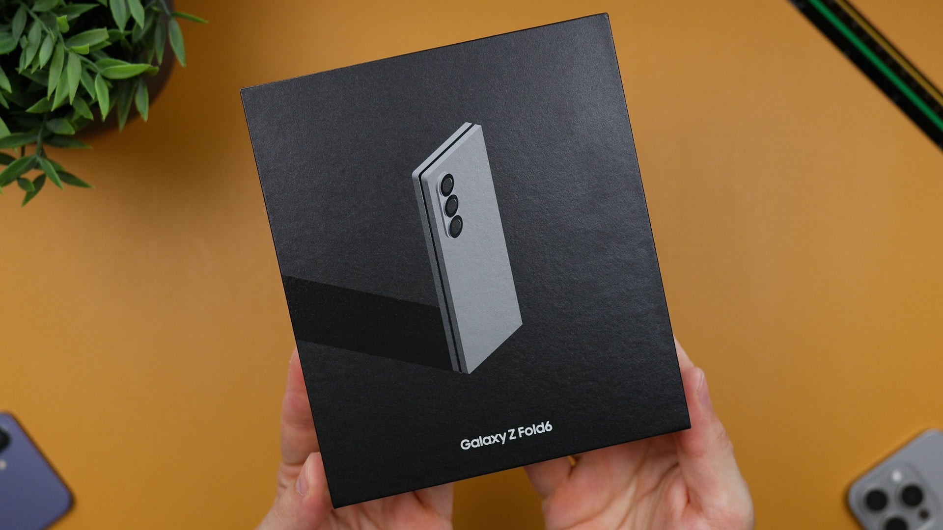 【快訊】三星 Galaxy Z Fold 8 Ultra 桌布曝光?「8」字波紋成亮點!