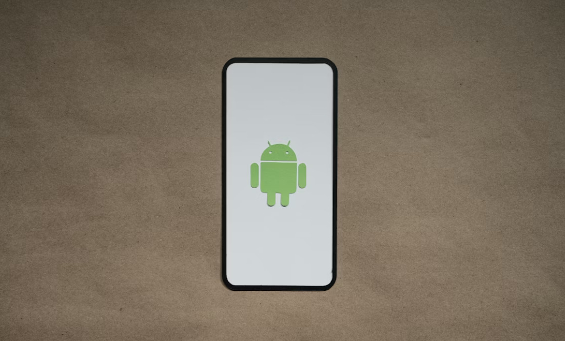 Android 手機系統介面與 AI 智慧對話功能示意圖。