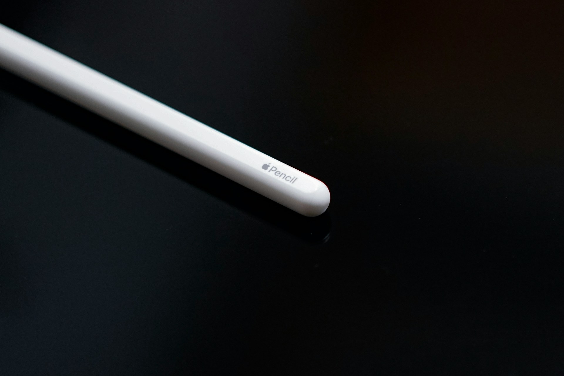 Apple Pencil 放在黑色桌上