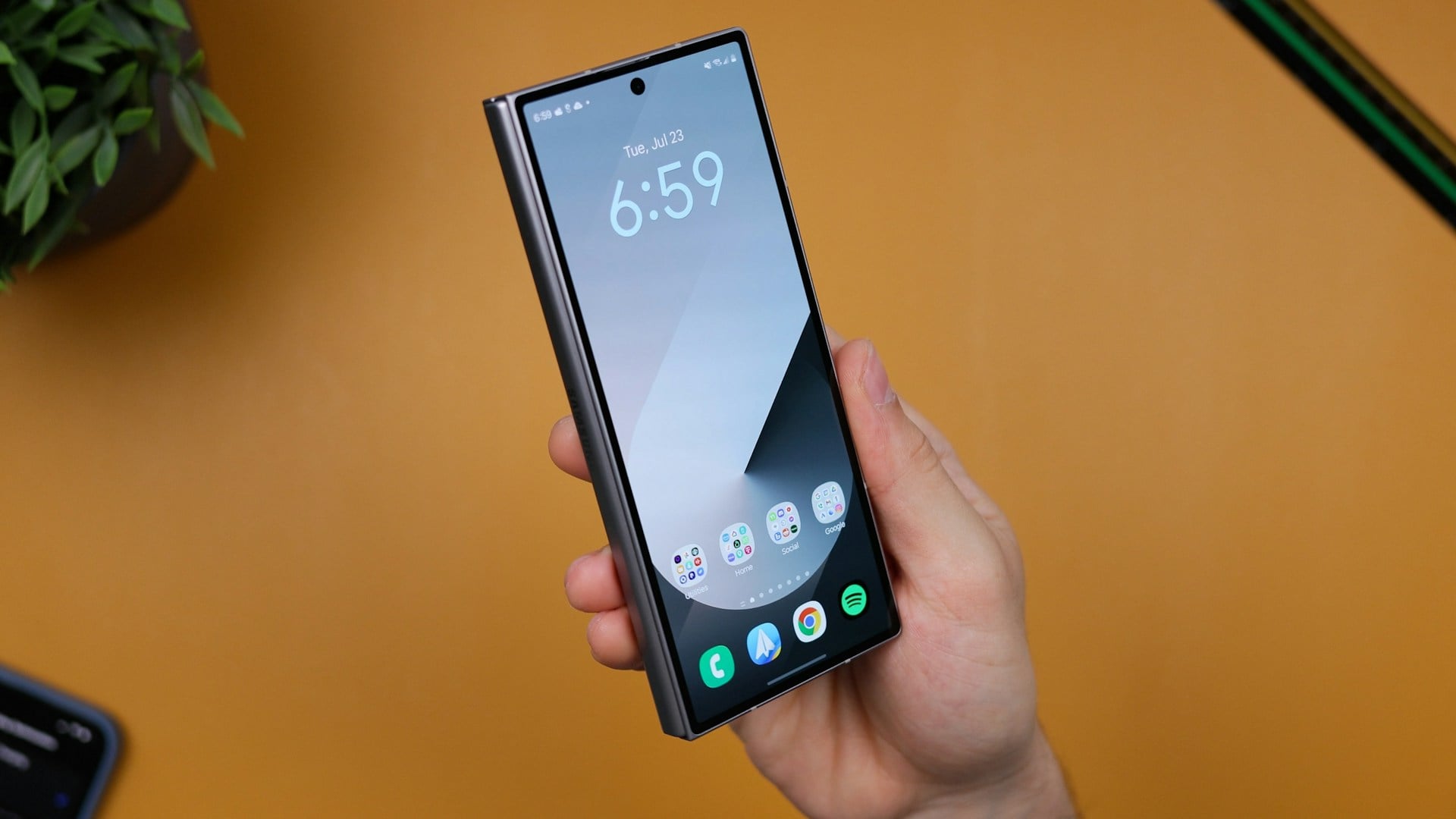 【快訊】iPhone Ultra 摺疊機保護殼曝光？雙鏡頭、超薄機身與 Touch ID 成焦點