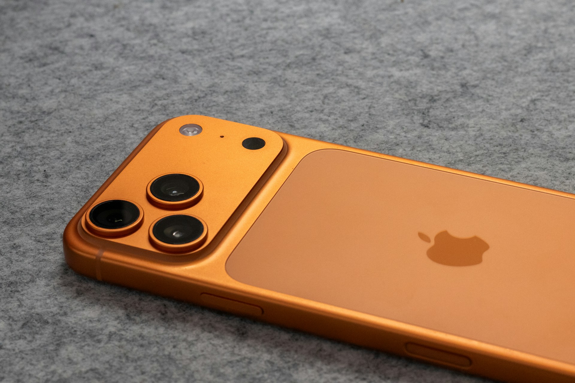 iPhone 17 Pro 橘色橫躺