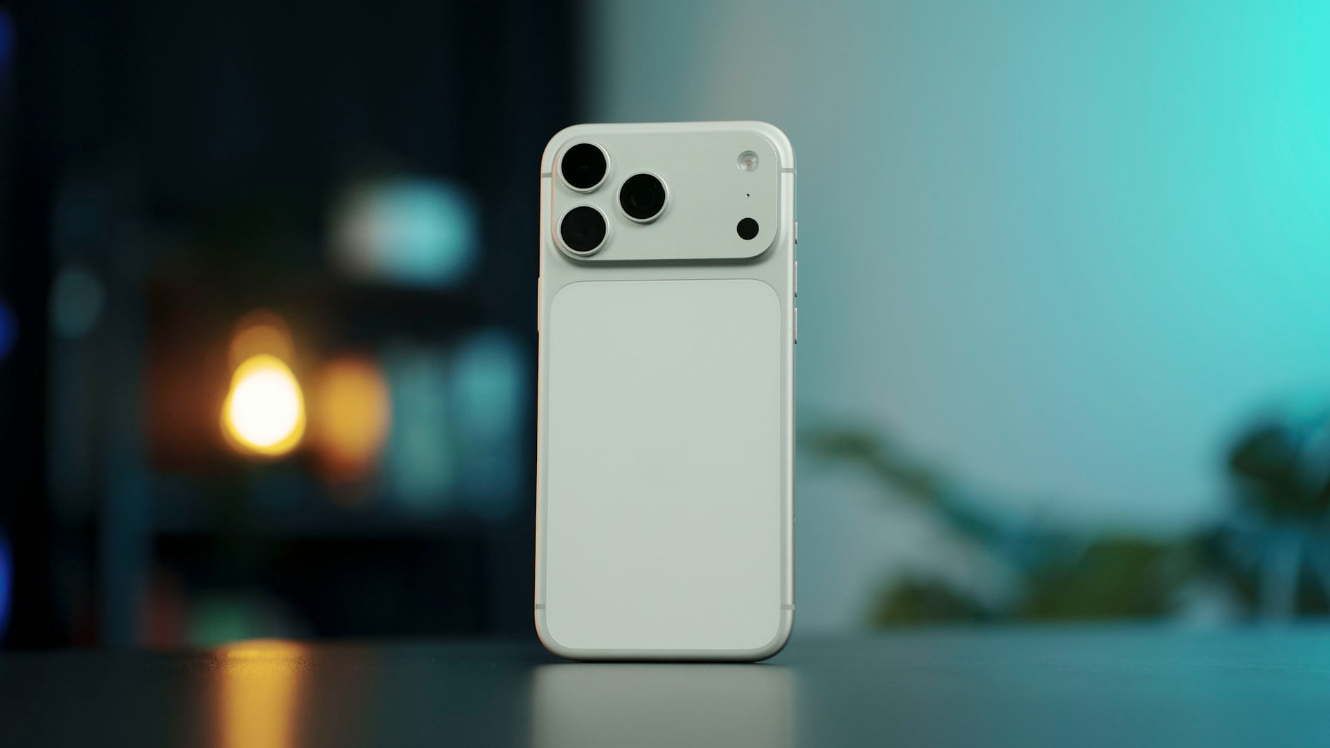 iPhone 17 Pro 白色在桌上