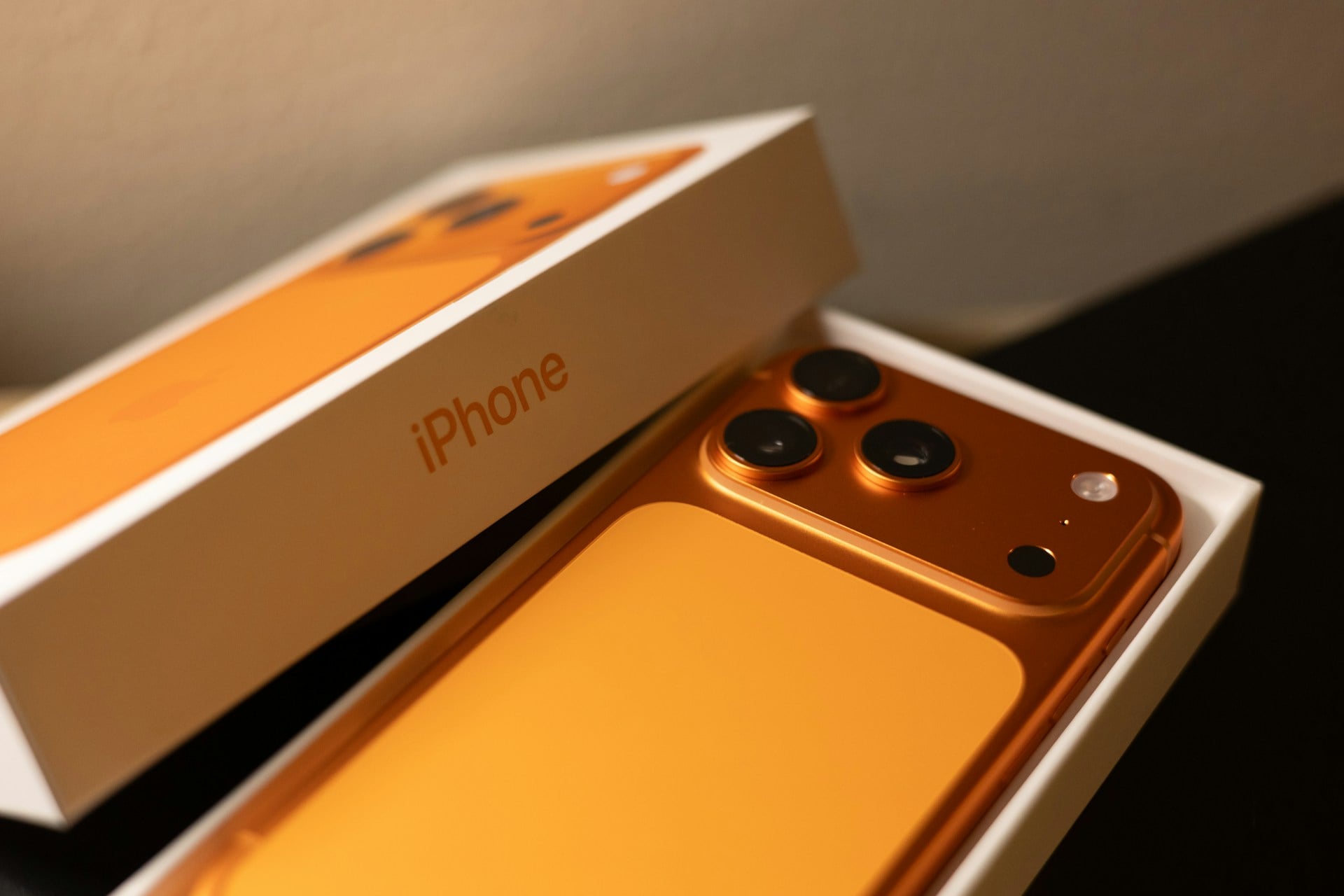 iPhone 17 Pro 橘色 在盒子裡