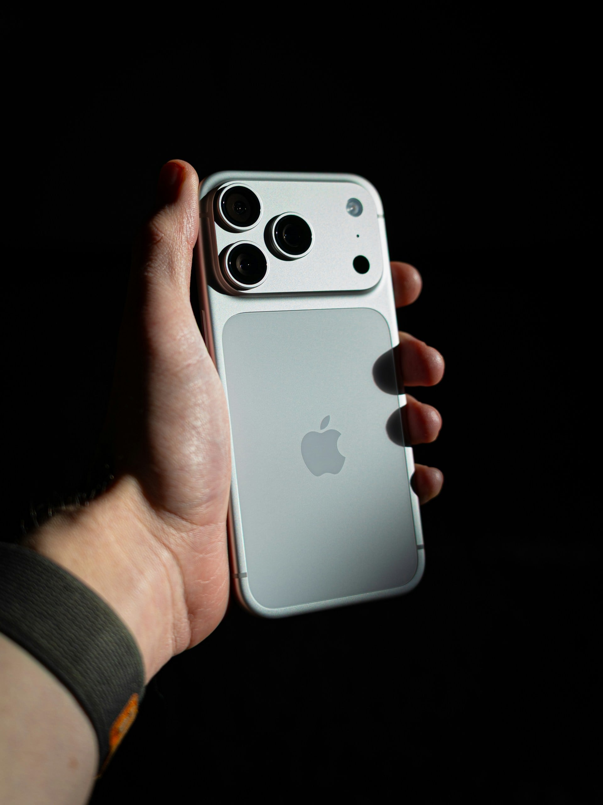 拿在手上的銀色 iPhone 17 Pro
