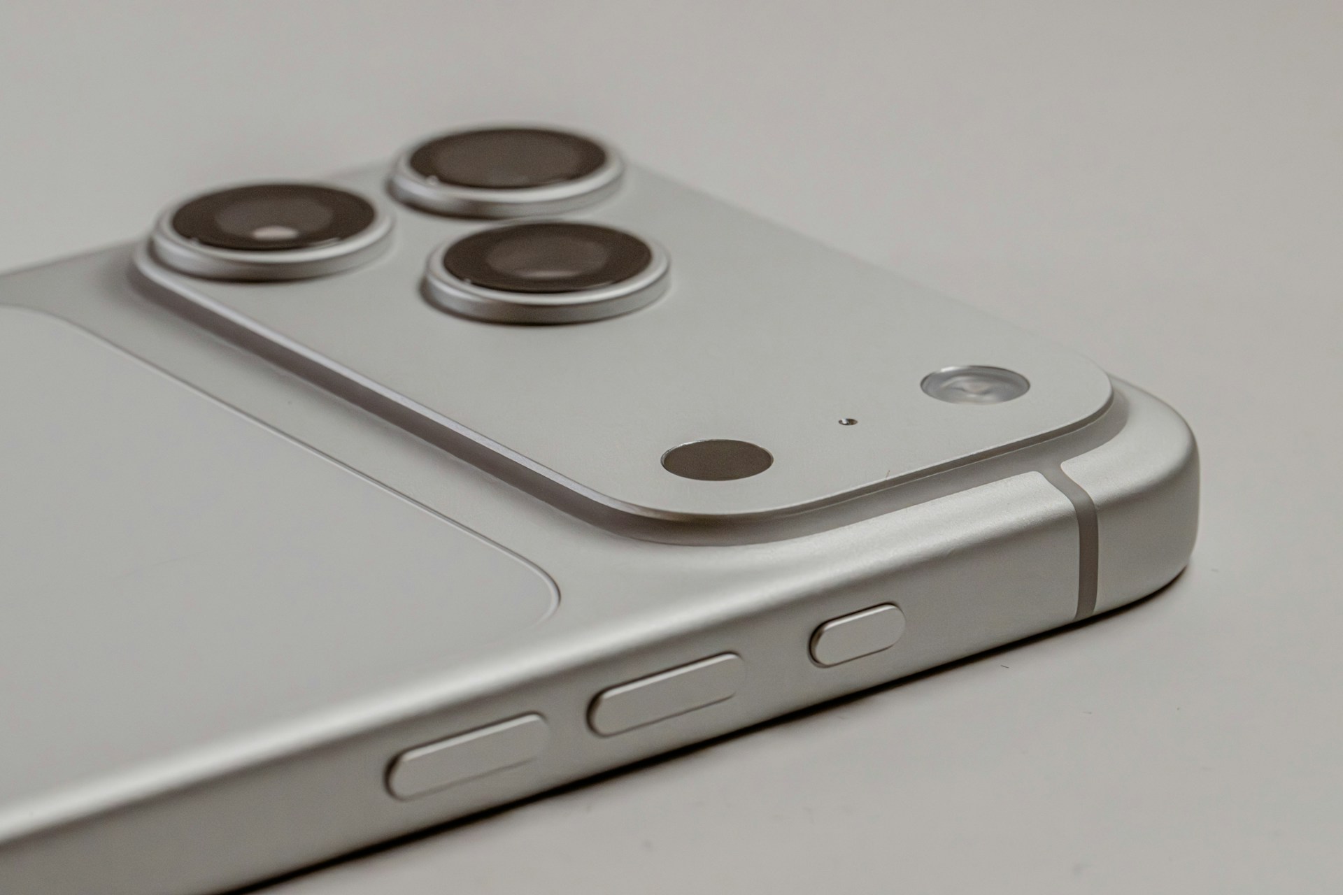 【快訊】iPhone 17 賣爆？！Apple 單季營收年增 16%，熱賣帶動業績爆發