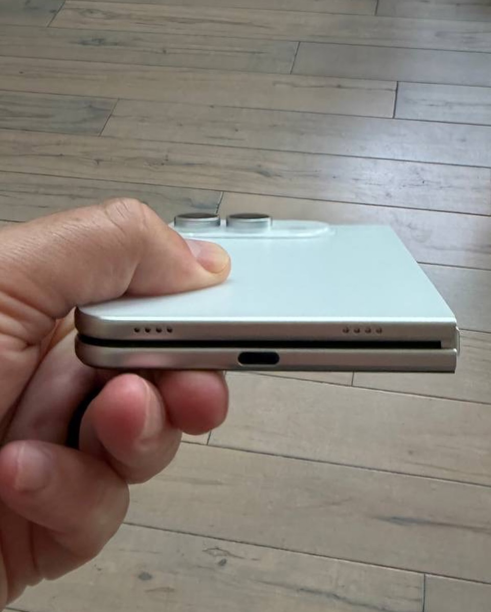 iPhone Ultra Dummy