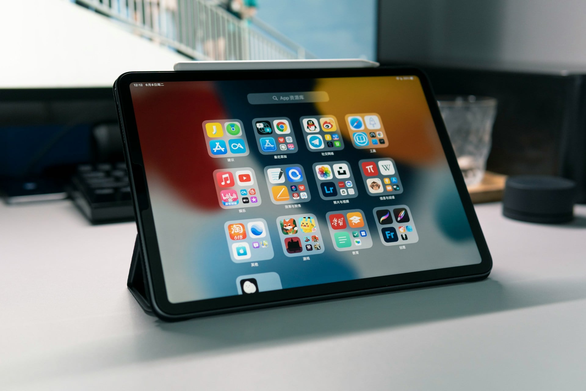 iPad 放在桌上