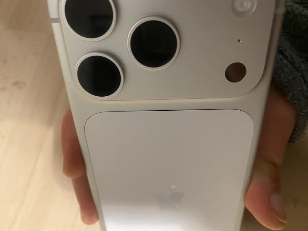 【快訊】iPhone 17 Pro 爆災情? 網友抱怨:背板連接處翹起