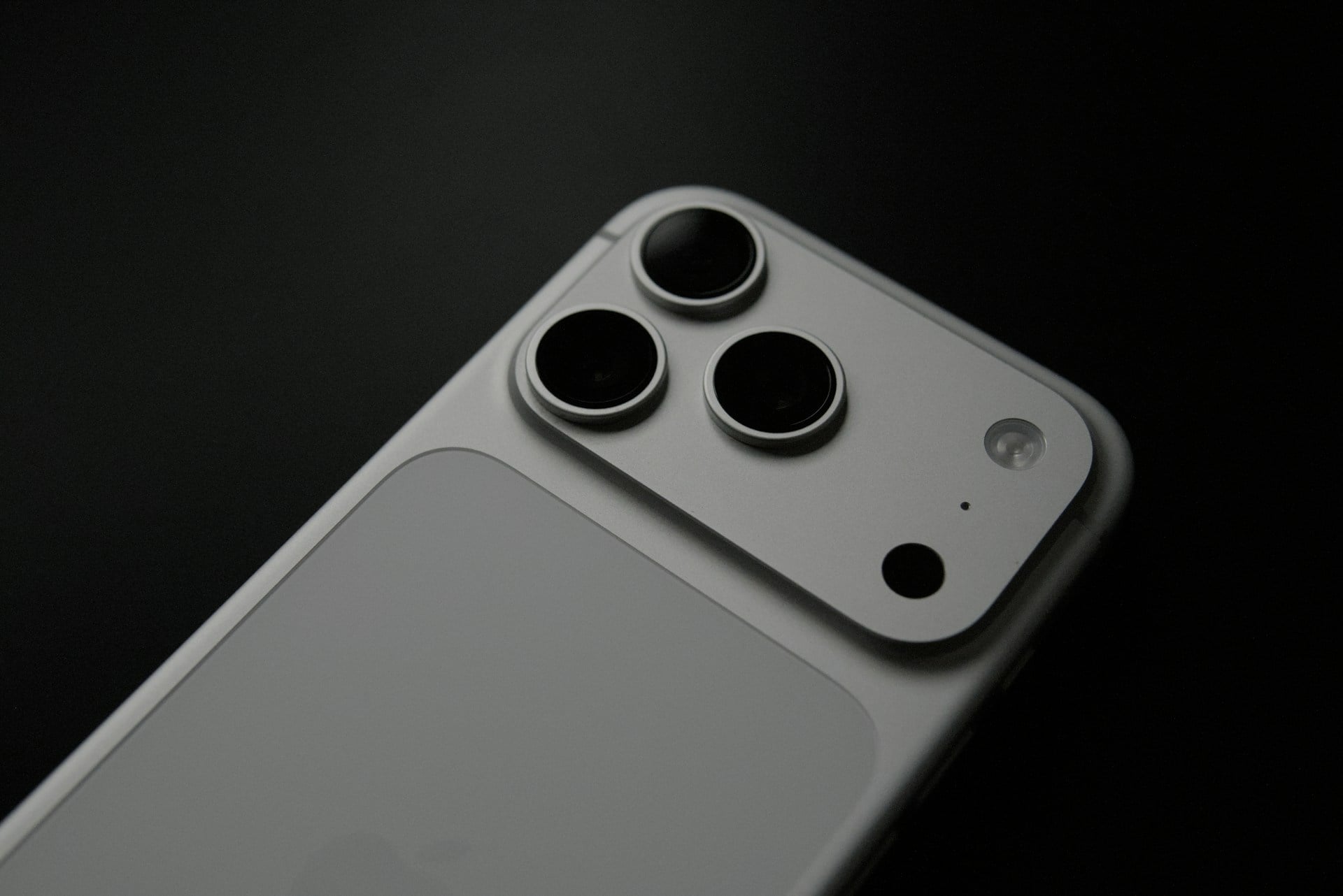 【快訊】訴訟意外揭露 iPhone 升級打算:影像功能有望再提升?