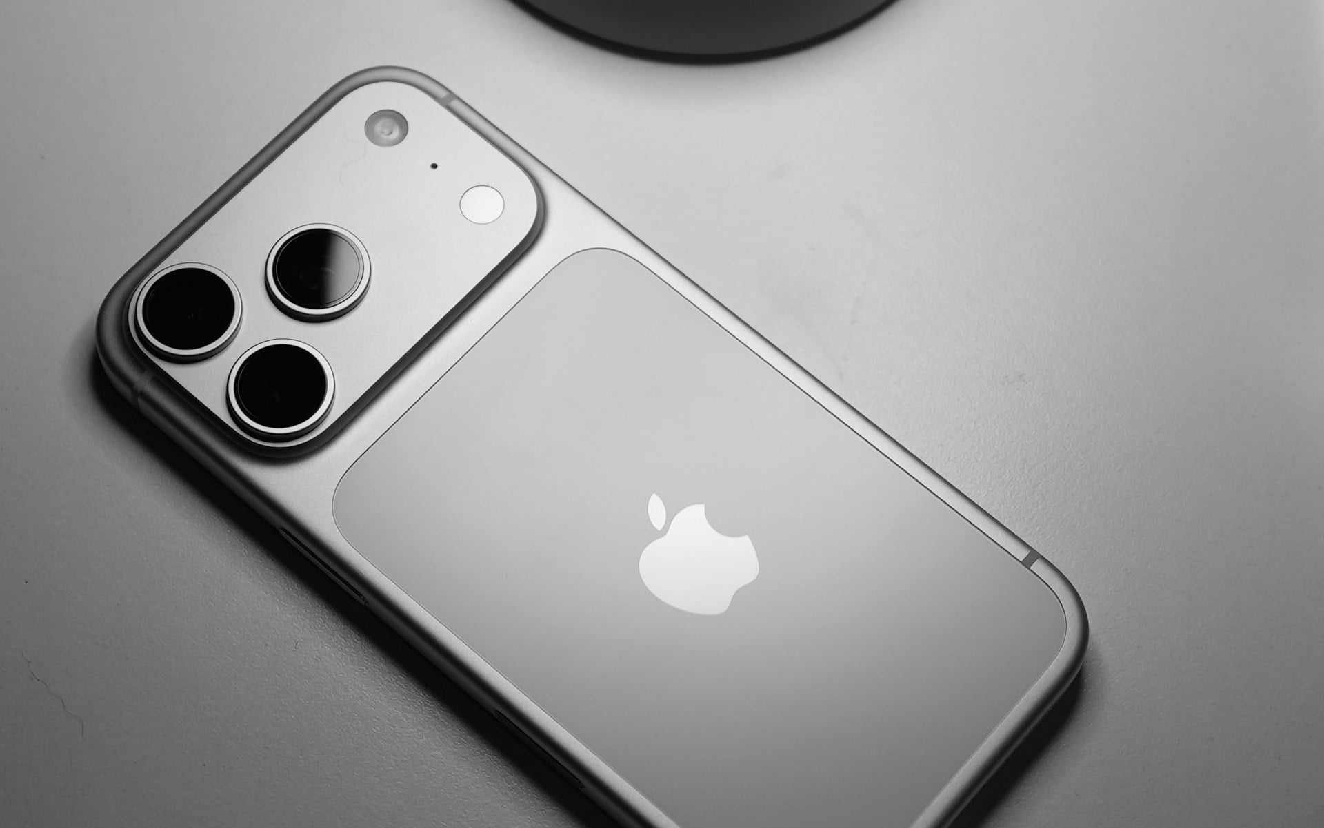 iPhone 17 Pro 銀色、斜放