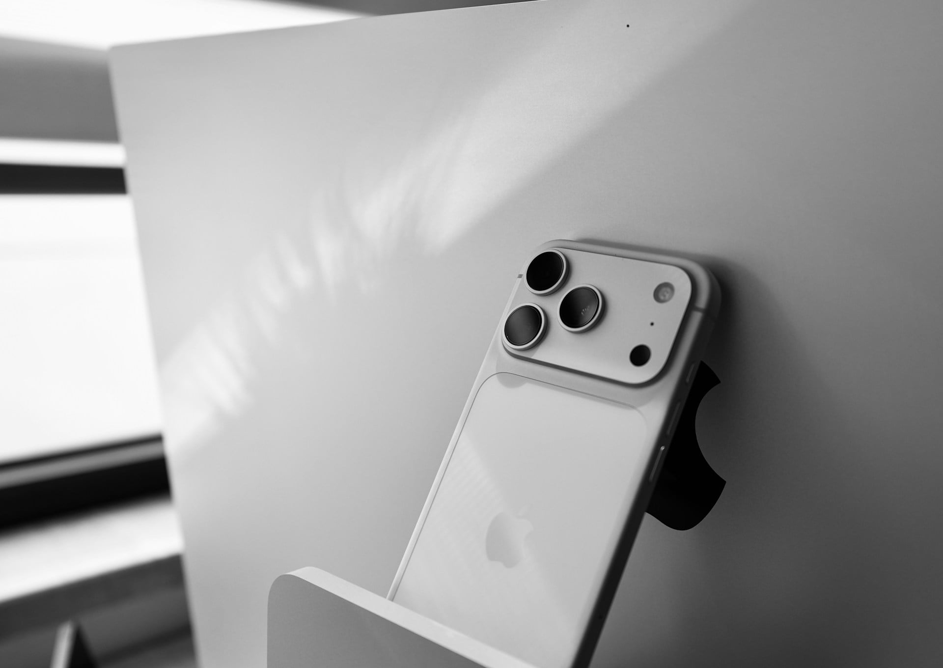 iPhone 17 pro 靠在mac上