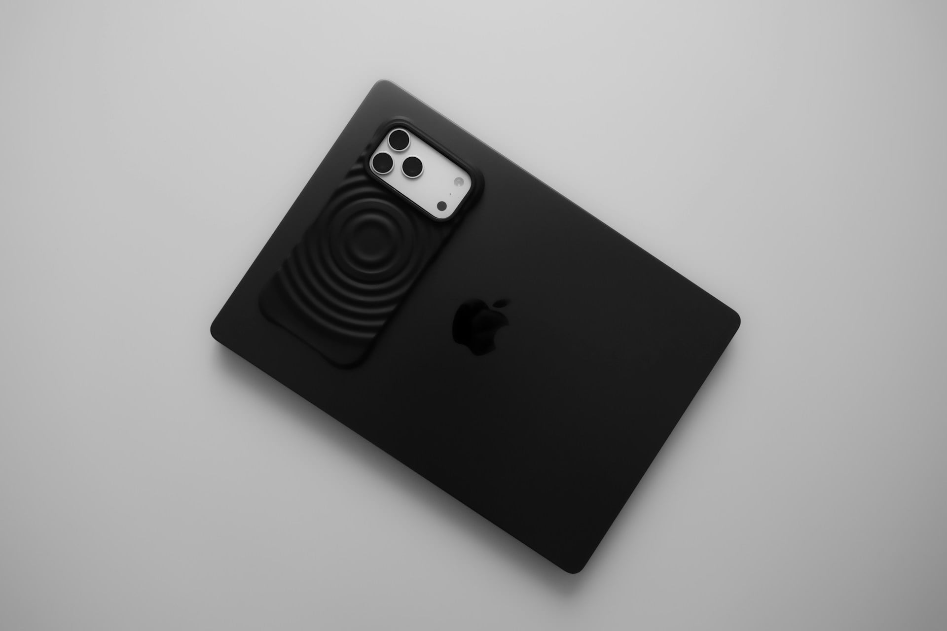 iPhone 17 Pro 放在 Mac 上