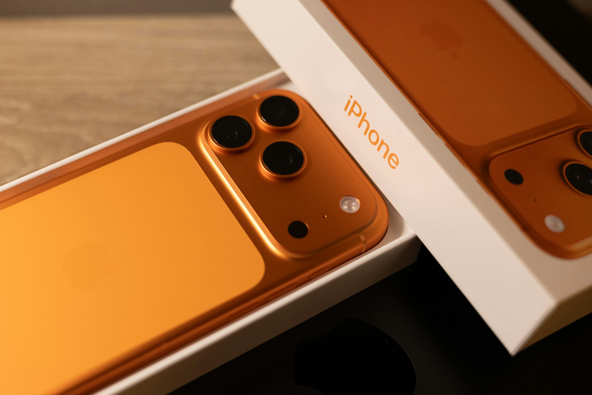 蘋果下一代 iPhone 18 Pro 系列近期傳聞不斷，其中最受關注的焦點之一，就是機身尺寸與重量是否會出現明顯變化。 先前曾有消息指出，iPhone 18 Pro Max 可能會因為內部硬體升級而變得更厚、更重，甚至可能成為近年最重的 iPhone。不過最新爆料又帶來不同說法，知名爆料者 Ice Universe 在微博透露，iPhone 18 Pro Max 的機身厚度可能仍維持在 8.75mm，與前代 iPhone 17 Pro Max 相同。