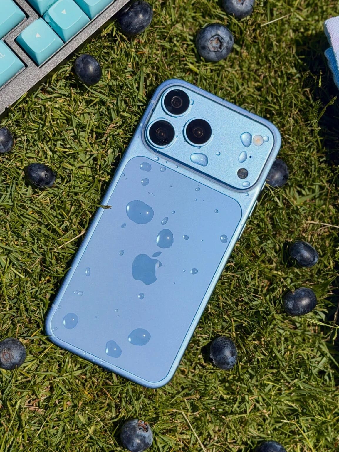 iPhone 18 Pro Max 淺藍色傳聞照
