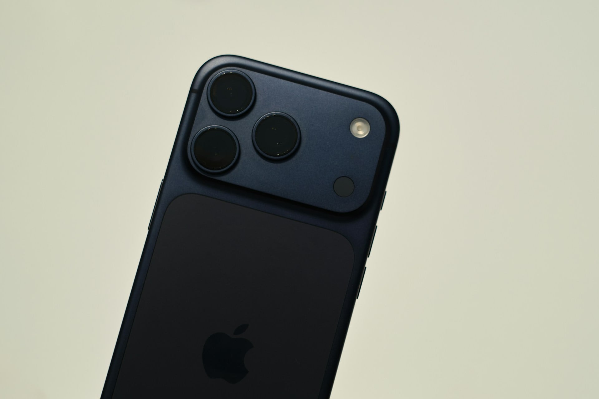 斜的藍色 iPhone 17 Pro