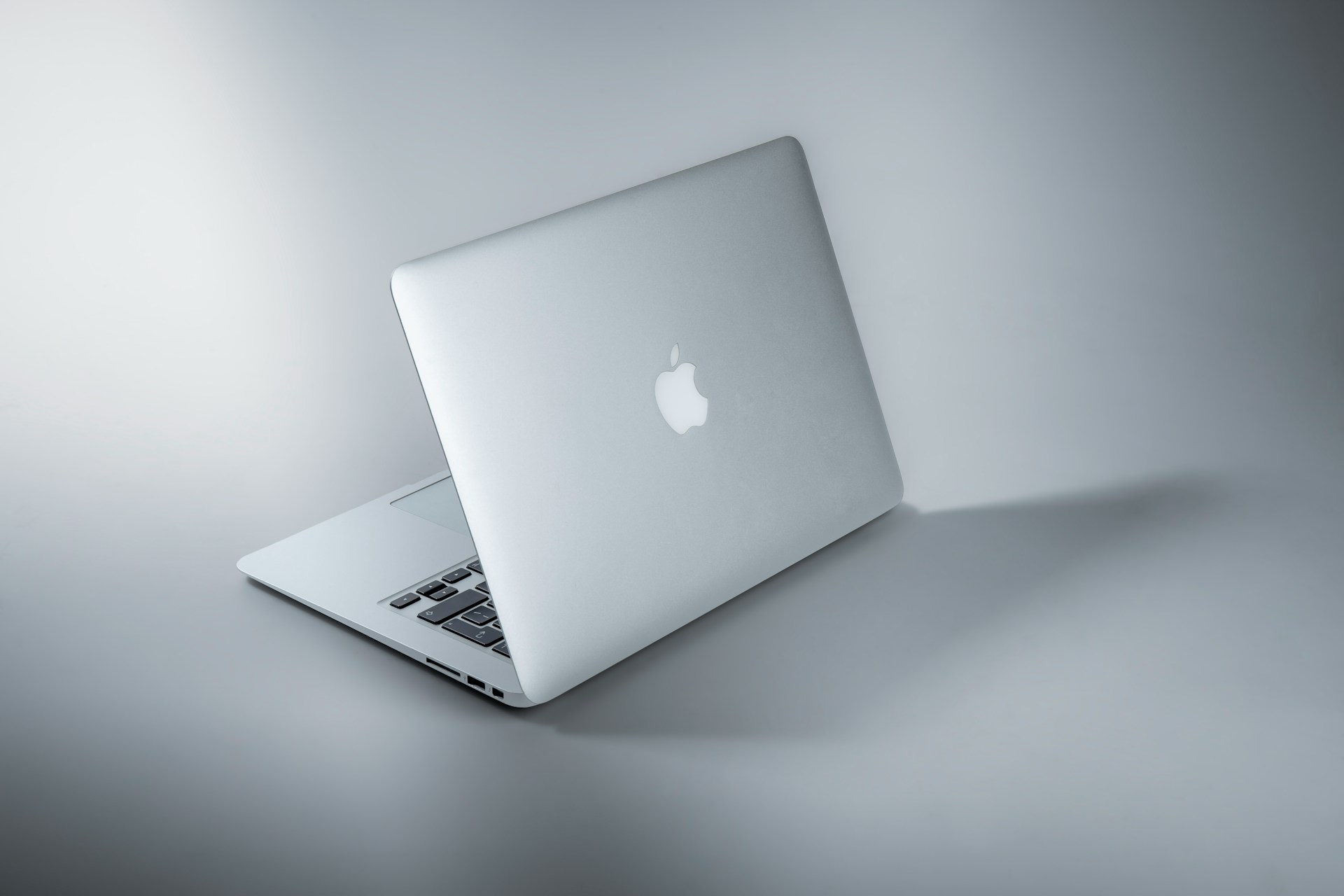 【快訊】蘋果要推出平價MacBook？傳將使用iPhone晶片