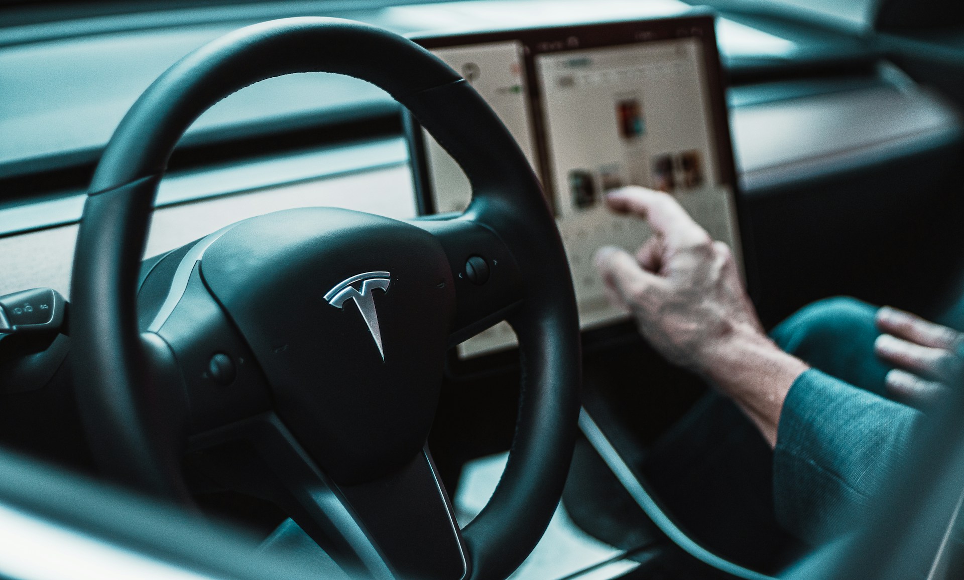 【電動車專知】Tesla釋出Model 3方向燈桿改裝服務:為何設計回頭?