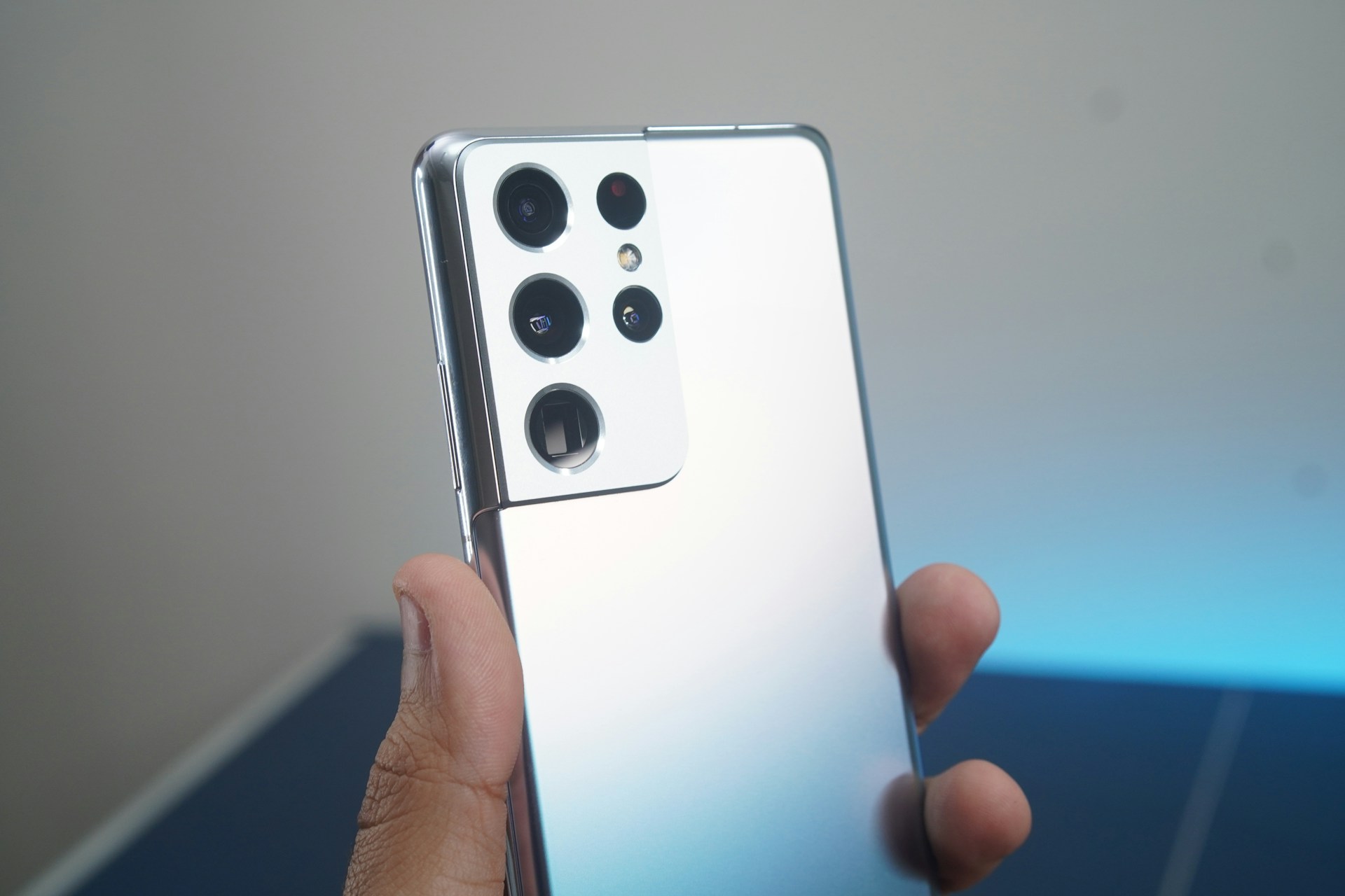 【快訊】Galaxy S26 Edge:傳聞機身更薄、續航卻更強!?
