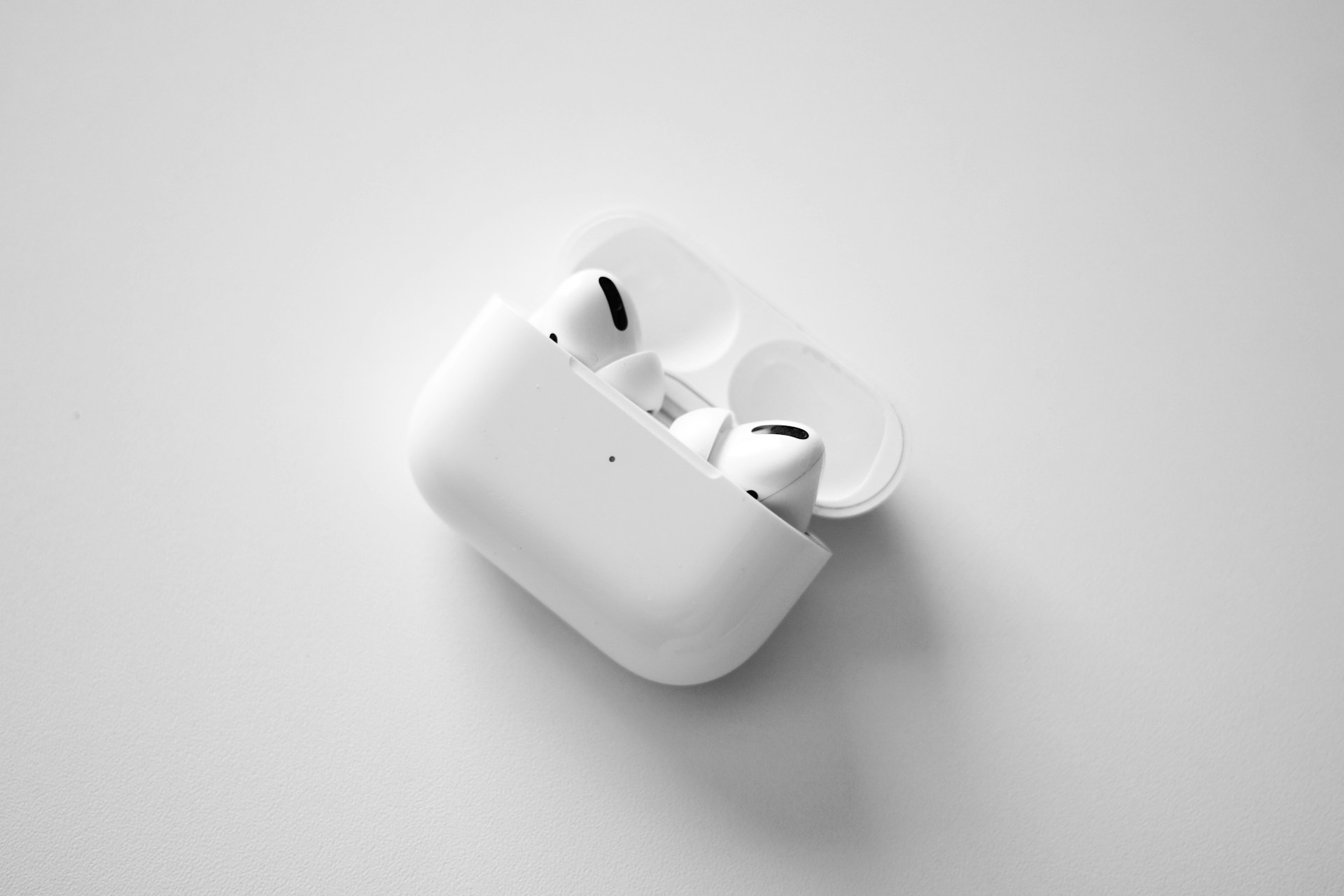 【快訊】AirPods 要有對手了？OpenAI 傳出打造 AI 耳機，劍指蘋果生態圈