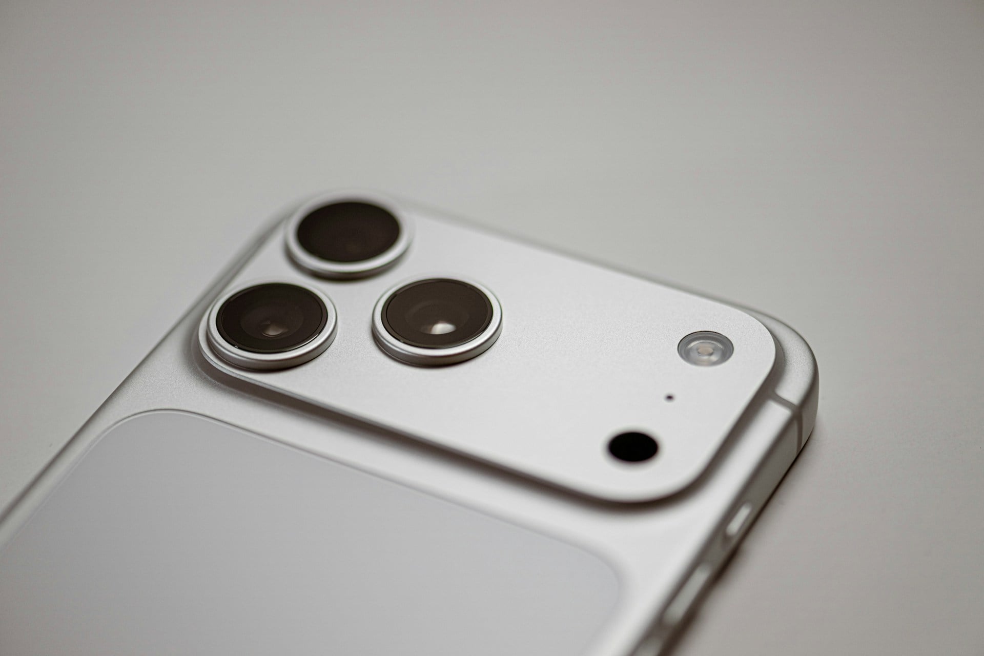 【快訊】iPhone 18 Pro 傳重大外型變革：正面設計改版將成真？