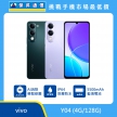 vivo Y04 智慧型手機，展示深綠與淺紫兩款配色。標示具備 AI 消除功能可輕鬆修圖、支援 IP64 防塵防水等級，並搭載 5500mAh 藍海電池，背景結合傑昇通信挑戰手機市場最低價字樣