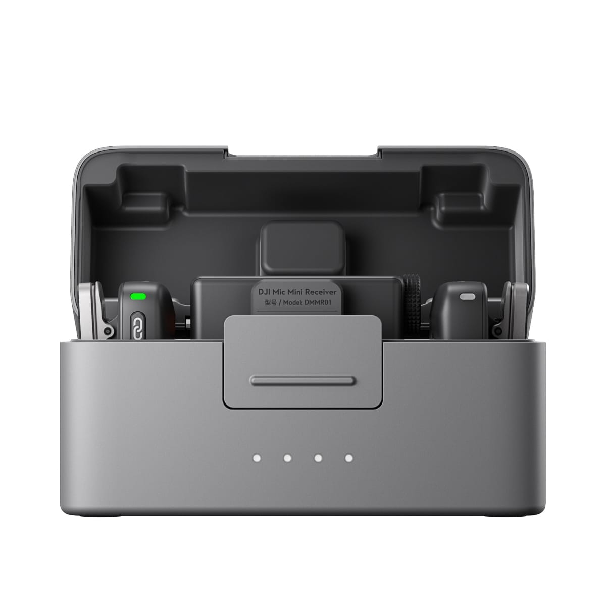DJI Mic Mini 無線麥克風充電盒，灰色盒身開蓋展示，內含接收器與發射器，前方四顆電量指示燈，標示穩定傳輸、主動降噪與輕量設計圖示