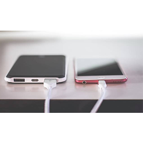 【手機專知】什麼是反向充電功能？對生活上有什麼便利之處？