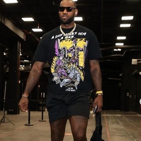 【快訊】蘋果 Beats Studio Buds 真無線耳機要來了？網友眼尖發現詹皇先試用