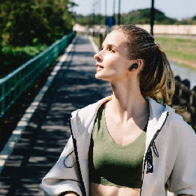 【快訊】無線耳機需求上升！新創品牌推平價款　主打針對 Podcast 調音