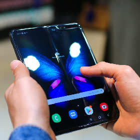 【快訊】三星最新黑科技曝光！摺疊機將可變手環使用