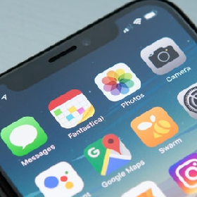 【快訊】iPhone 瀏海真的要掰了？彭博記者爆料：蘋果連續兩年「剪劉海」