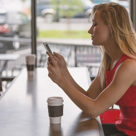 【快訊】全球最小智慧手機！只有信用卡大小掀討論