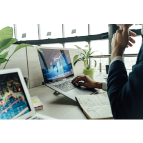 【理財專知】台股連日下跌！男大生狂虧嚇呆「該停損嗎」　前輩一看代號開酸：笑話