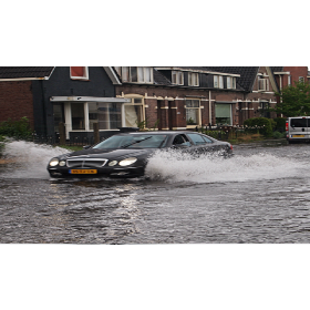 【汽車專知】馬路積水可以過嗎？水深多少會影響車輛呢？