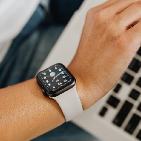 【快訊】蘋果將推更多穿戴式裝置？傳研發智慧項鍊、手環及鑰匙圈