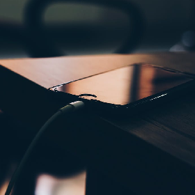 【快訊】蘋果低頭了？iPhone 14 Pro 傳３原因轉用 USB-C 連接埠