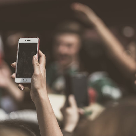 【快訊】一生得換幾次手機？英研究曝：一生得花XX萬購買3C產品