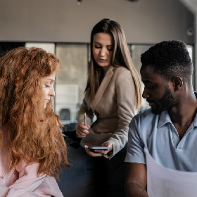 【快訊】Android 全球市佔下滑 8％　專家點名2優點：蘋果難超越