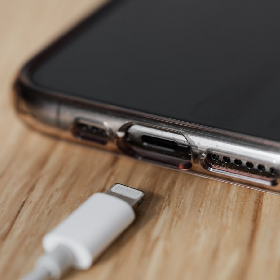 【快訊】Lightning真的掰掰？分析師：iPhone 15將改USB-C充電