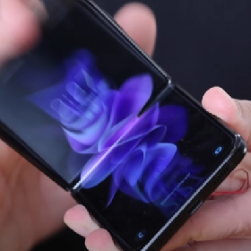 【快訊】三星摺疊手機耐用嗎？YouTuber瘋狂開闔實測結果出爐