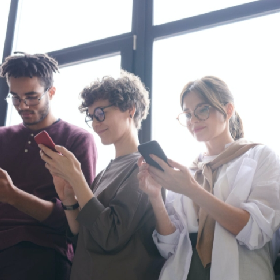 【快訊】高階手機只剩這兩品牌？調研機構：幾乎成高階手機代名詞