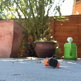 【快訊】Apple Watch Ultra 堅固嗎？他拿鐵鎚狂敲測試 結果這個先碎了