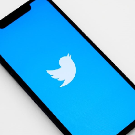 【快訊】推特歸於平靜？馬斯克重啟招聘、藍勾勾收費無限期暫延