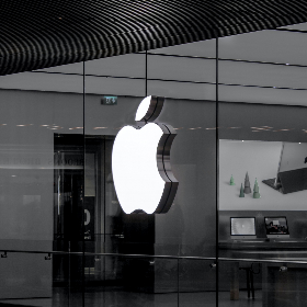 【快訊】摺疊 iPhone 不遠了？蘋果「螢幕摺痕自我修復」專利曝光